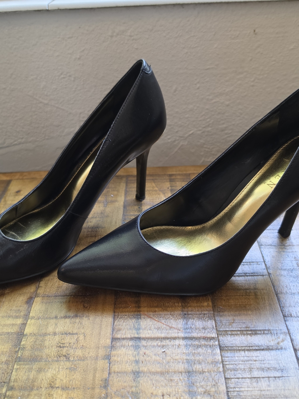 Ralph Lauren Black Leather Pointed-Toe Stiletto Pumps with Gold Insole